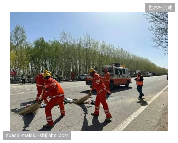 中卫搭档的默契是防线核心，他们将共同承担限制对手箭头人物的重任。